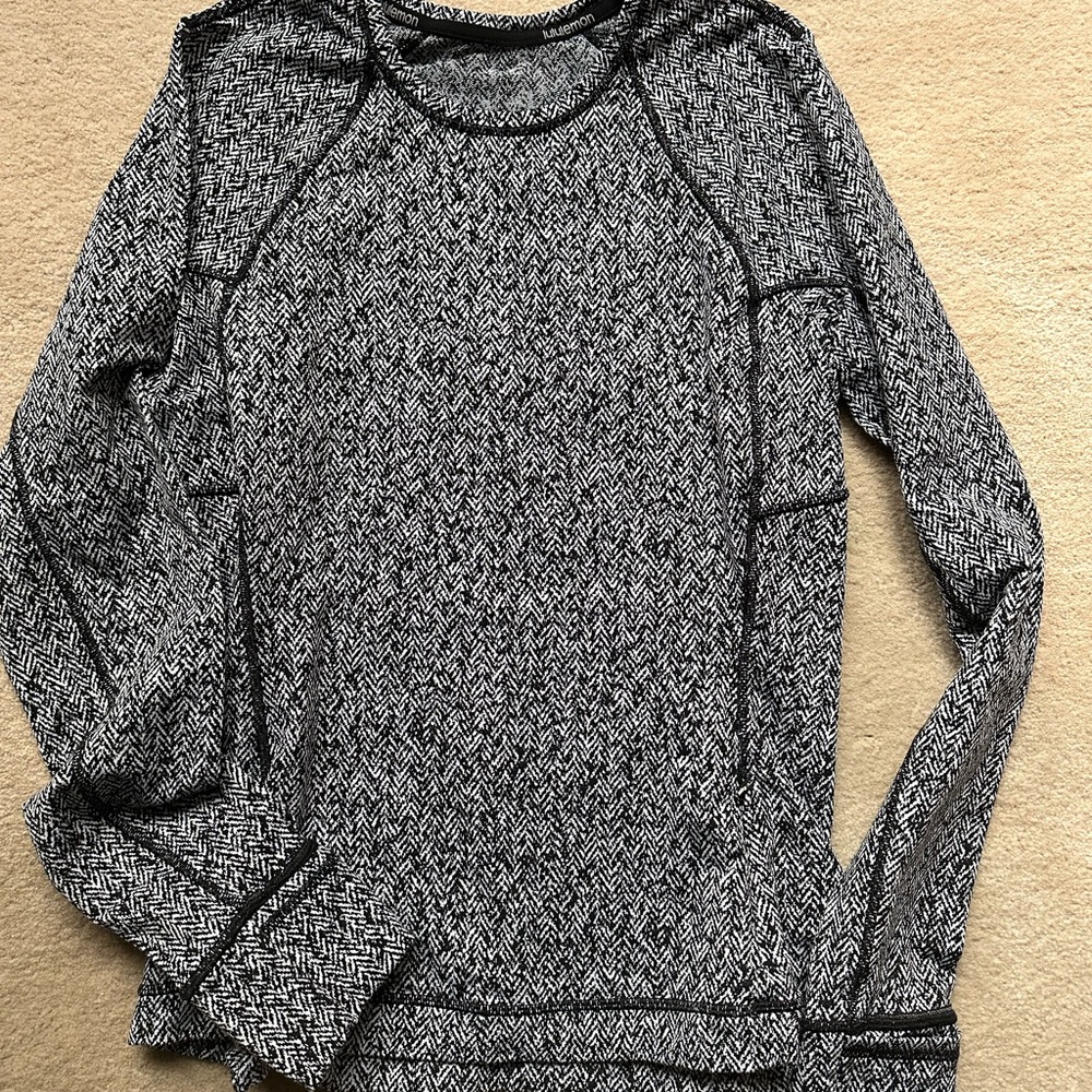 Black and White Patterned Women's Top

*TRADING OPEN SIZE 4/6*